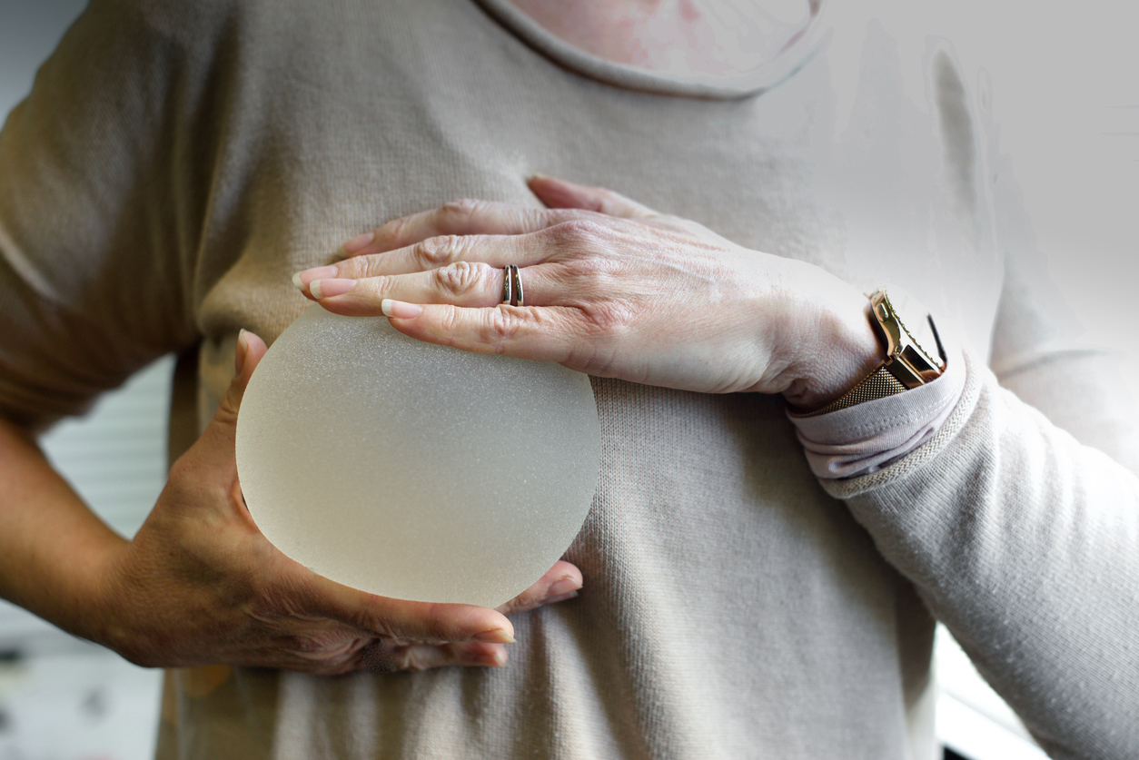Pose d’implant mammaire & reconstruction : prix et remboursement