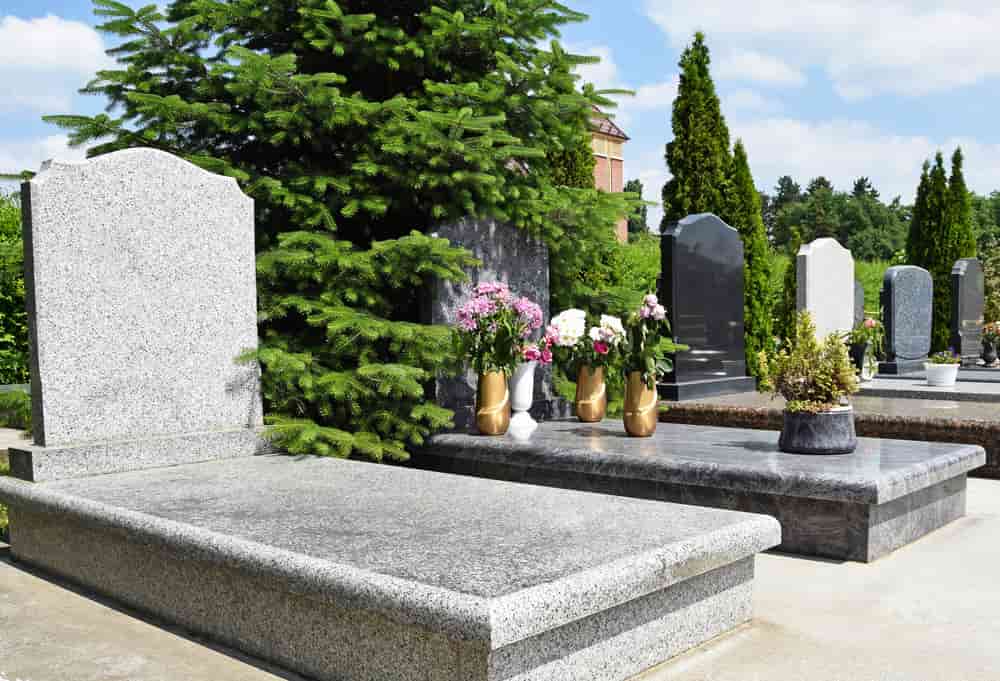 Tout savoir sur la pierre tombale : modèles, prix et guide d’achat